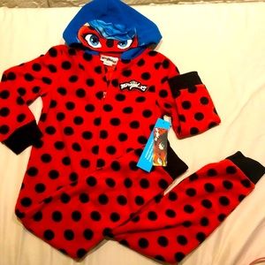 So beautiful but small for my daughter , is so cute and warm